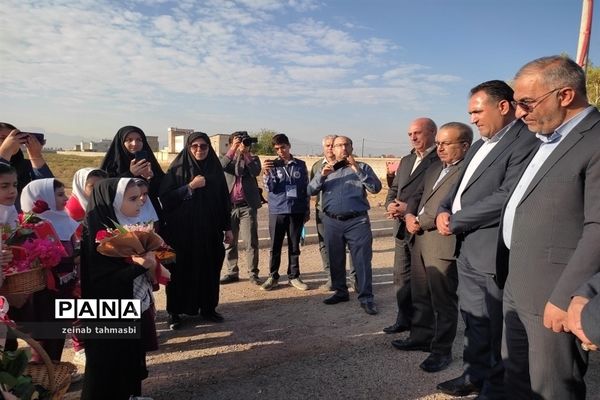 استقبال دانش‌آموزان و فرهنگیان شهرستان سروستان از مدیرکل آموزش و پرورش استان فارس