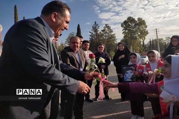 استقبال دانش‌آموزان و فرهنگیان شهرستان سروستان از مدیرکل آموزش و پرورش استان فارس