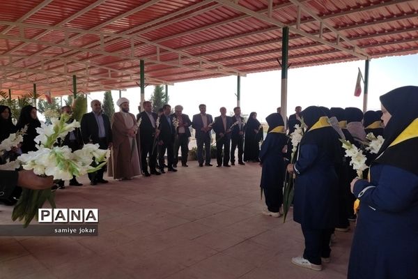 حضور مدیرکل آموزش و پرورش استان فارس در گلزار شهدای سروستان و ادای احترام به شهدای دانش‌آموز