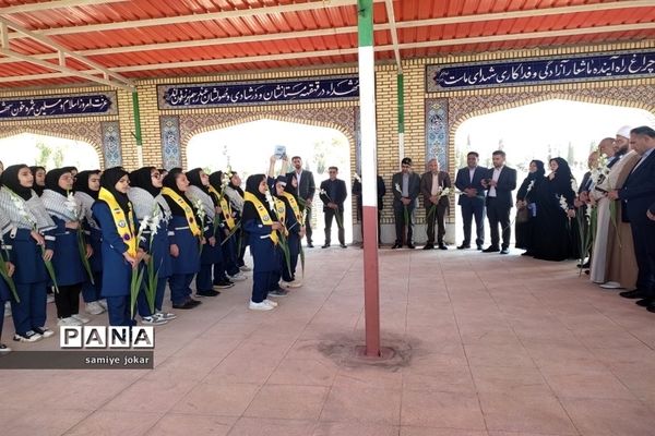حضور مدیرکل آموزش و پرورش استان فارس در گلزار شهدای سروستان و ادای احترام به شهدای دانش‌آموز