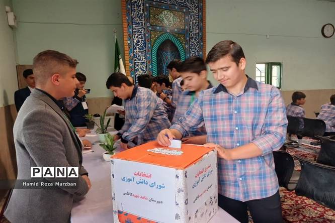 بیست و ششمین دوره انتخابات شورای دانشآموزی درآموزشگاه شهید احمد کاظمی اسلامشهر