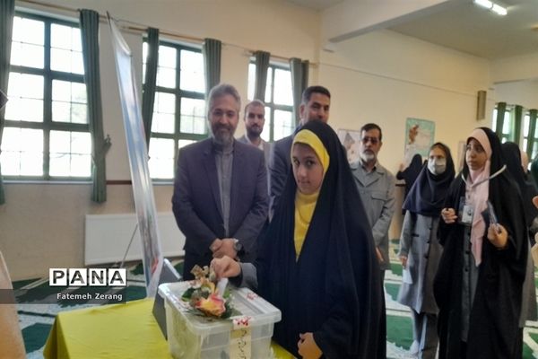 برگزاری انتخابات شورای دانش‌آموزی دبیرستان آرمیتا مصلی نژاد ناحیه ۷ مشهد مشهد
