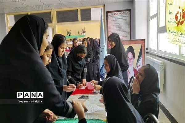 جشن روز دانش‌آموز و انتخابات شورای دانش‌آموزی در دبیرستان فرزانگان دوره دوم شهرستان اسفراین