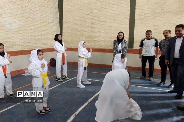 حضور مدیرکل آموزش و پرورش استان فارس در بین دانش‌آموزان ورزشکار شهرستان سروستان