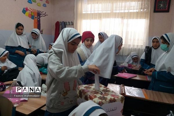 انتخابات شورای دانش‌آموزی در دو مدرسه کوثر و حضرت زهرا(س)‌یک رودهن