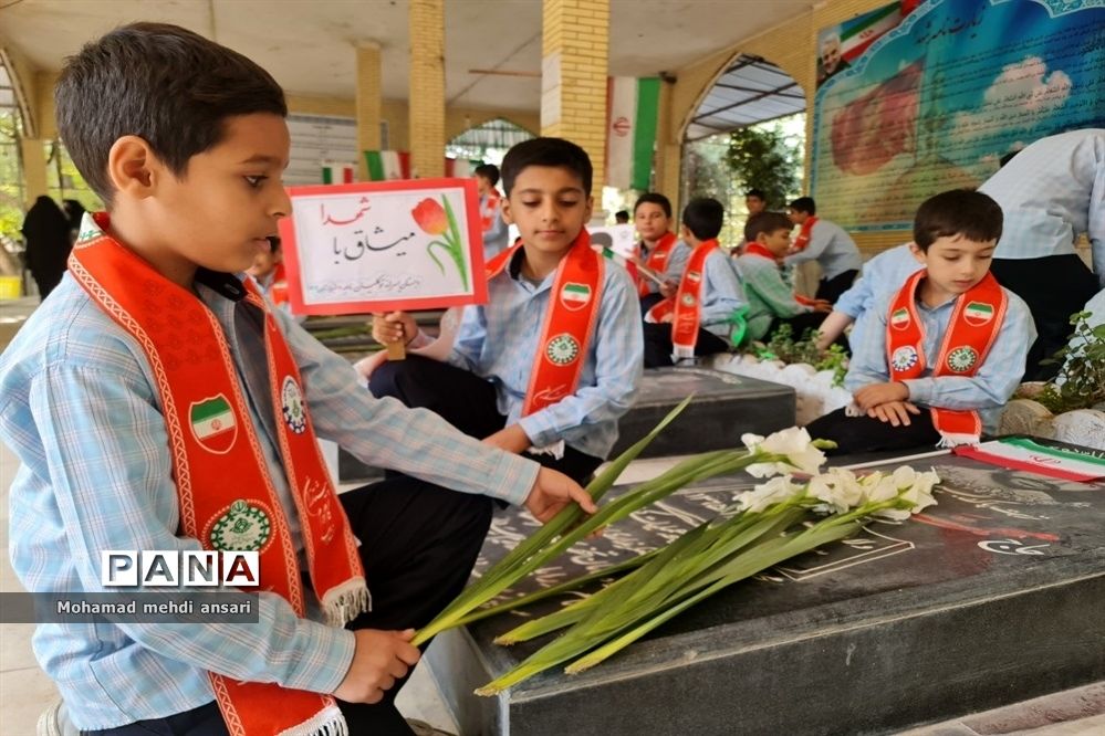 میثاق دانش‌آموزان ناحیه دو شیراز با شهدا به‌مناسبت هفته بسیج دانش آموزی