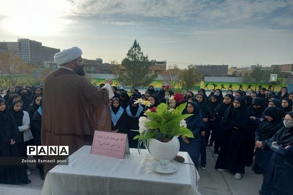 دیدار نماینده ترشیز با دانش‌آموزان دبیرستان حضرت مریم شهرستان کاشمر