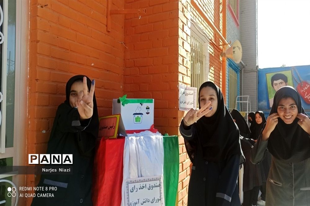 برگزاری انتخابات شورای دانش‌آموزی در دبیرستان شاهد مطهره