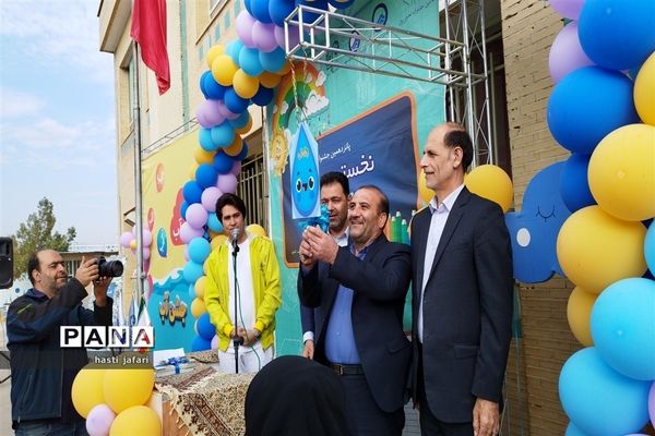 پانزدهمین جشنواره  واژه آب به همراه نواخته شدن زنگ آب در دبستان دخترانه ستایش شهر بهارستان