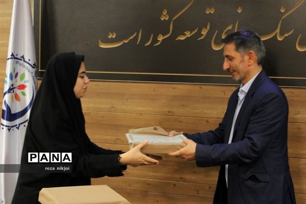 آیین تجلیل از نو معلمان ابتدایی ناحیه یک بهارستان