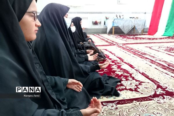 گرامیداشت روز دانش‌آموز در دبیرستان حضرت خدیجه (س) قم