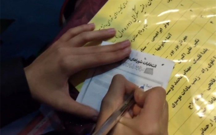 انتخابات شورای دانش‌آموزی و رونمایی از شهید شاخص سال در دبیرستان هیأت امنایی راضیه شکرایی/فیلم
