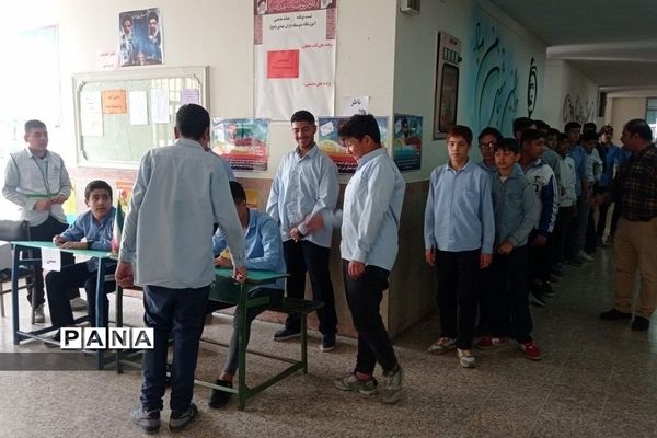 شور و اشتیاق دانش‌آموزان ناحیه دو ری در  انتخابات شورای دانش‌آموزی