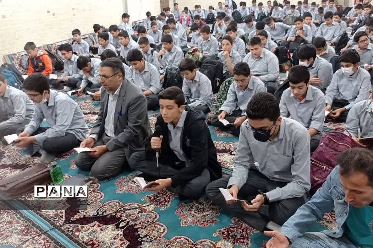 مراسم دعای توسل در دبیرستان شهید بهشتی ناحیه ۲ ری