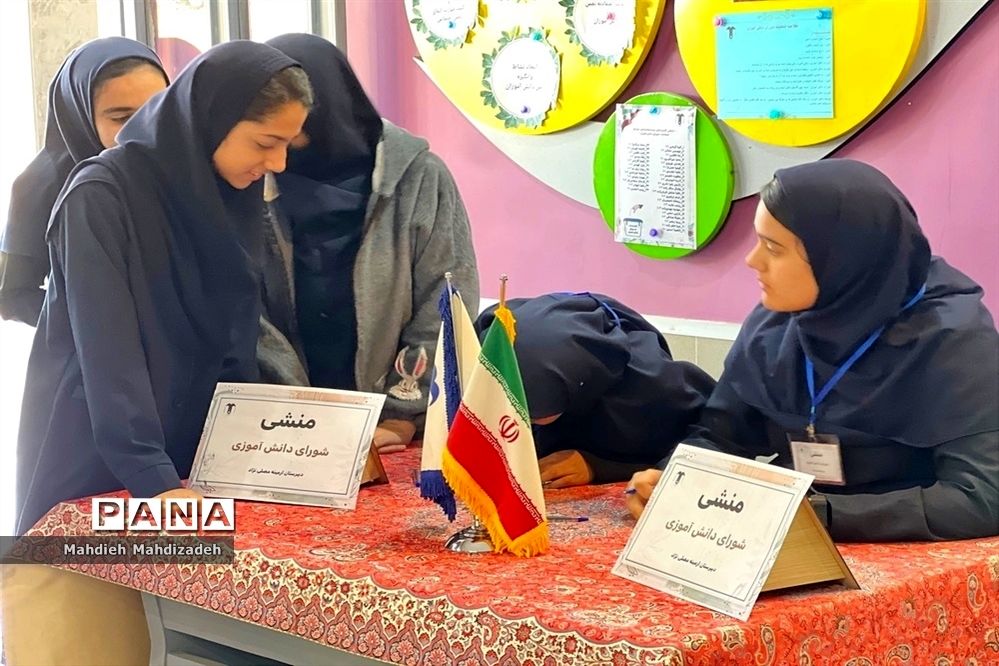 اجرای انتخابات شورای دانش‌آموزی در دبیرستان آرمینه مصلی نژاد ناحیه ۶ مشهد