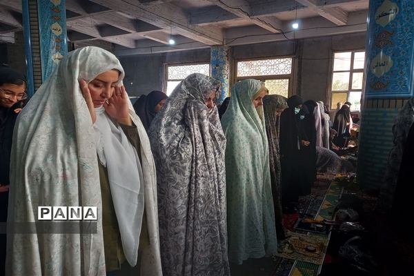 حضور پرشور دانش‌آموزان و  مسئولان آموزش و پرورش در نماز جمعه شهرستان قدس