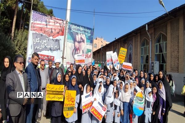 حضوردانش‌آموزان در نماز جمعه شهرستان رباط کریم