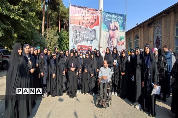 حضوردانش‌آموزان در نماز جمعه شهرستان رباط کریم