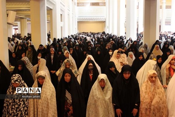 حضور پرشور دانش‌آموزان شیرازی در نماز جمعه