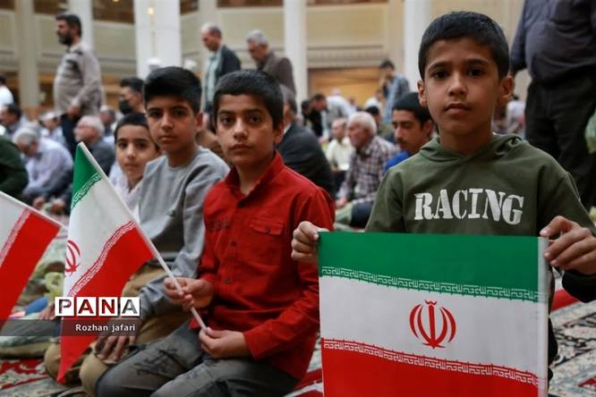 حضور پرشور دانشآموزان شیرازی در نماز جمعه