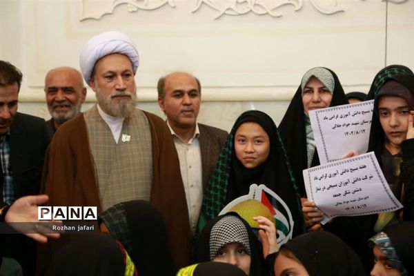 حضور پرشور دانش‌آموزان شیرازی در نماز جمعه