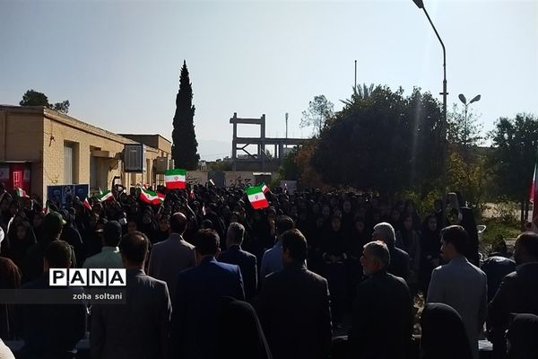 نواخته شدن زنگ استکبار‌ستیزی در مدارس شهرستان سروستان
