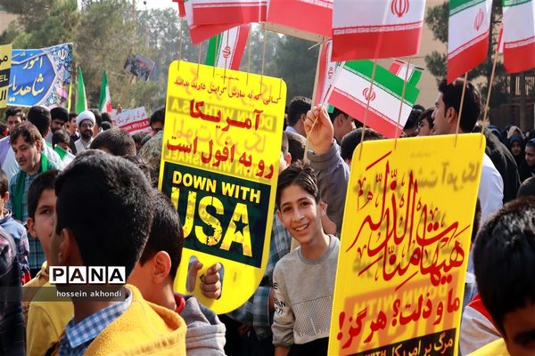 خروش دانش‌آموزان میبدی در راهپیمایی 13 آبان و طنین انداز شدن شعار مرگ بر اسرائیل