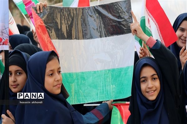 خروش دانش‌آموزان میبدی در راهپیمایی 13 آبان و طنین انداز شدن شعار مرگ بر اسرائیل