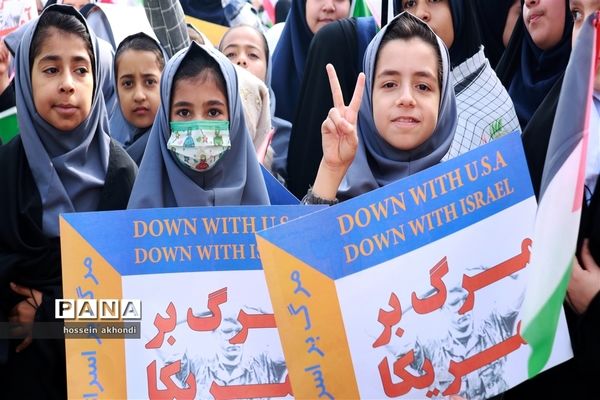 خروش دانش‌آموزان میبدی در راهپیمایی 13 آبان و طنین انداز شدن شعار مرگ بر اسرائیل