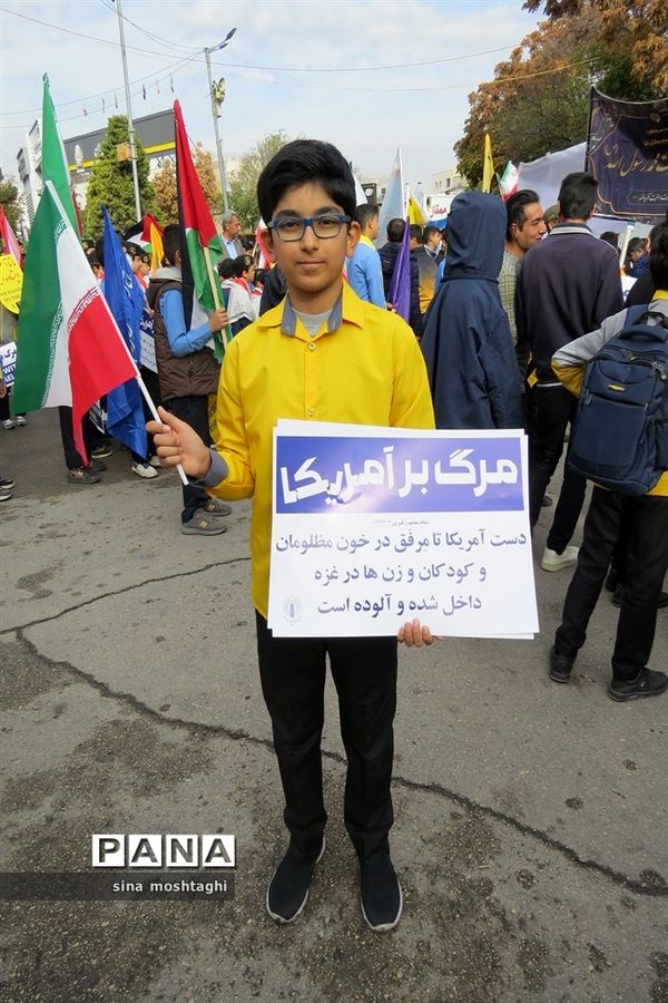 حضور مردم و دانش‌آموزان شهرستان بجنورد در راهپیمایی 13 آبان ماه
