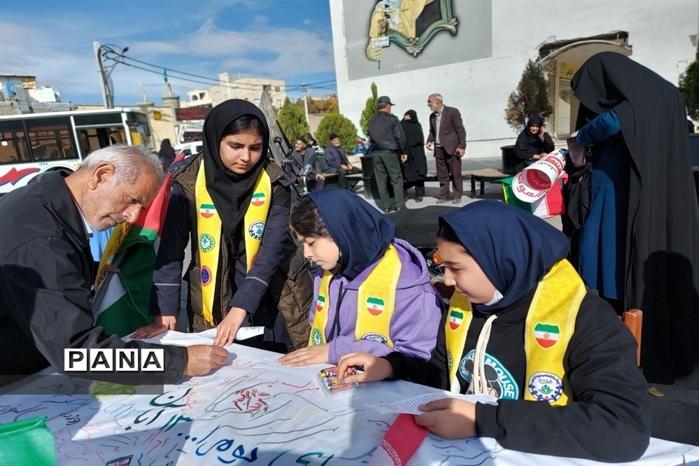 غرفه سازمان دانش‌آموزی در راهپیمایی 13آبان