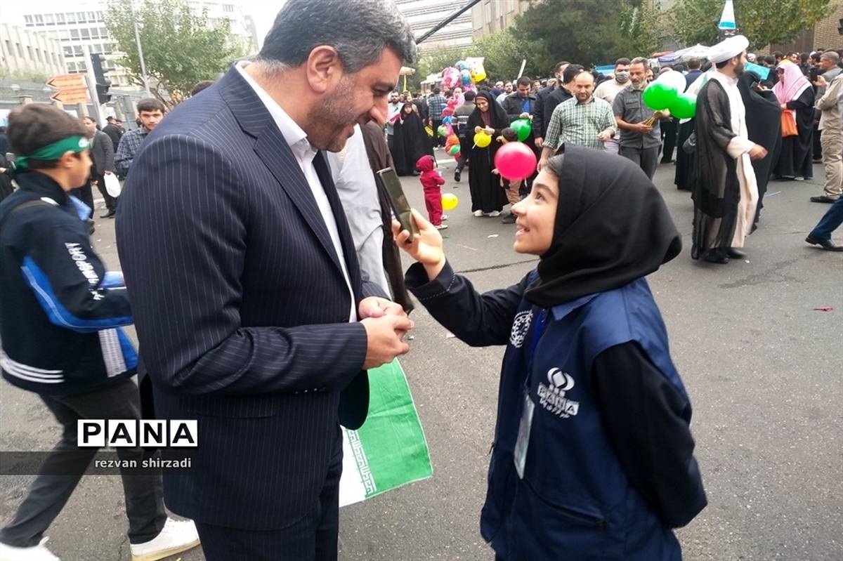 حضور پرشور دانش‌آموزان مدارس منطقه 4 در راهپیمایی 13 آبان