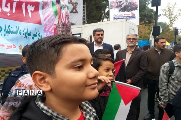 حضور پرشور دانش‌آموزان مدارس منطقه 4 در راهپیمایی 13 آبان