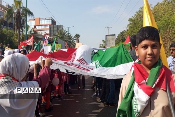 راهپیمای 13 آبان با حضور گسترده دانش‌آموزان و فرهنگیان هرمزگانی