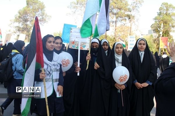 حضور فرزندان سلیمانی در راهپیمایی 13 آبان