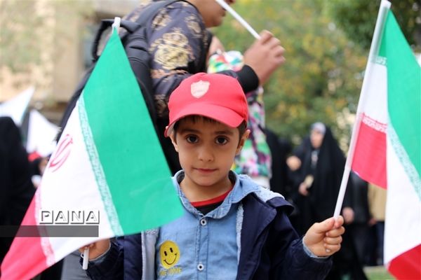 حضور دانش‌آموزان در راهپیمایی سیزده آبان ماه