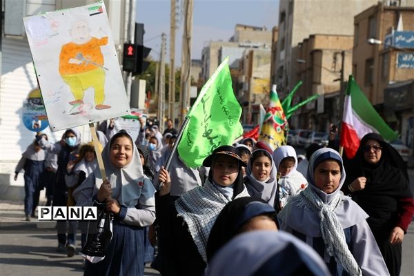 حضور دانش‌آموزان در راهپیمایی سیزده آبان ماه