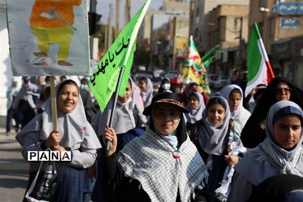 حضور دانش‌آموزان در راهپیمایی سیزده آبان ماه