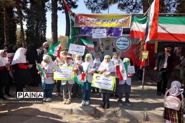 حضور پرشور دانش‌آموزان شهرستان بیرجند در راهپیمایی 13 آبان