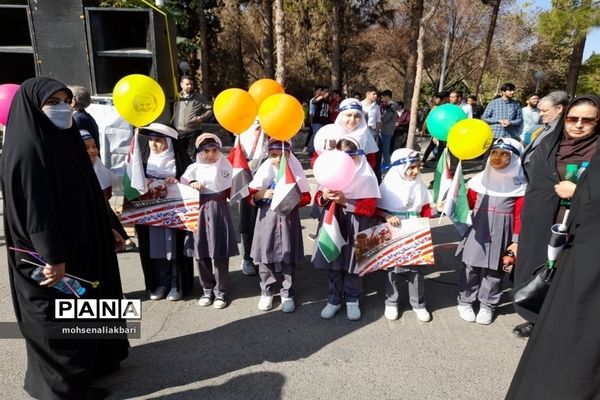 حضور پرشور دانش‌آموزان شهرستان بیرجند در راهپیمایی 13 آبان