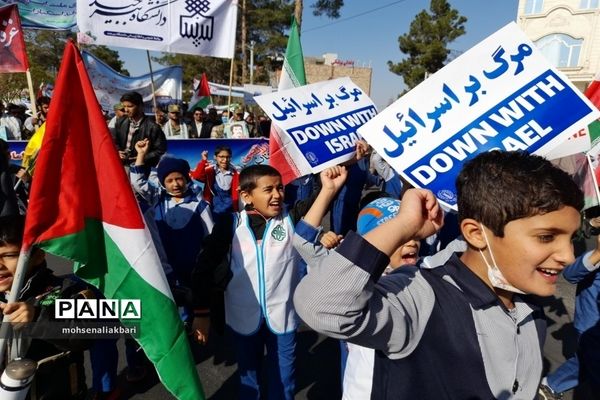 حضور پرشور دانش‌آموزان شهرستان بیرجند در راهپیمایی 13 آبان