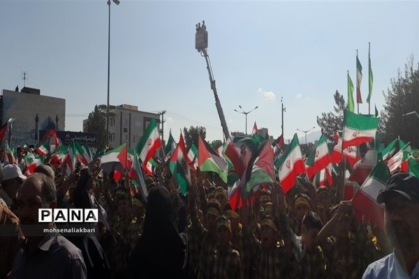 حضور پرشور دانش‌آموزان شهرستان بیرجند در راهپیمایی 13 آبان