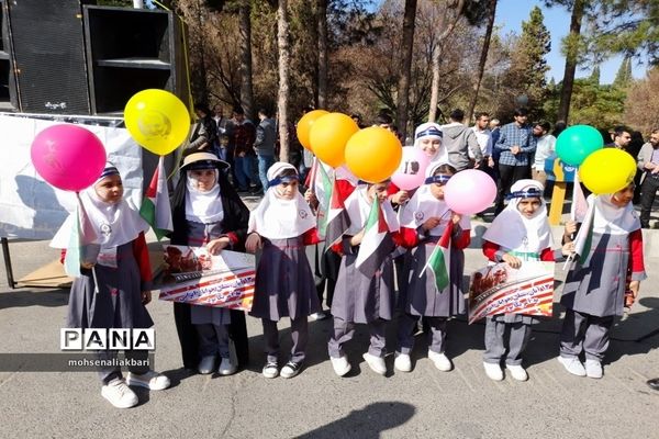 حضور پرشور دانش‌آموزان شهرستان بیرجند در راهپیمایی 13 آبان