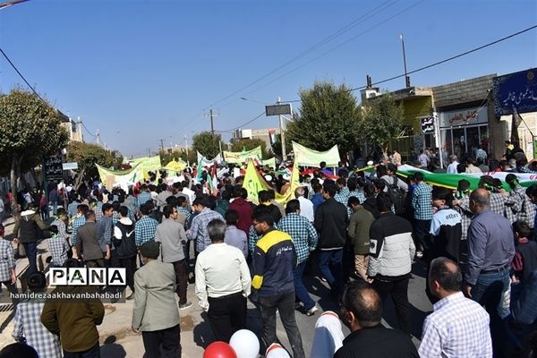 حضور پرشور دانش‌آموزان شهرستان بیرجند در راهپیمایی 13 آبان