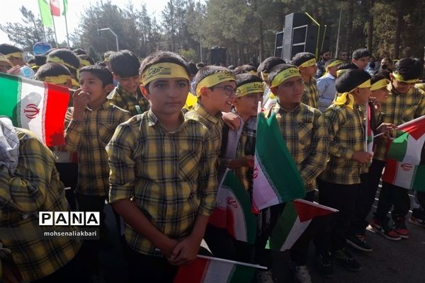 حضور پرشور دانش‌آموزان شهرستان بیرجند در راهپیمایی 13 آبان