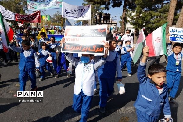 حضور پرشور دانش‌آموزان شهرستان بیرجند در راهپیمایی 13 آبان