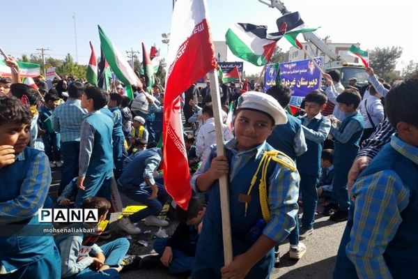 حضور پرشور دانش‌آموزان شهرستان بیرجند در راهپیمایی 13 آبان