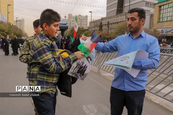 حضور پرشور مردم و دانش‌آموزان مشهد در یوم الله ۱۳ آبان