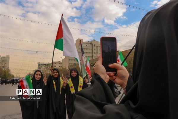 حضور پرشور مردم و دانش‌آموزان مشهد در یوم الله ۱۳ آبان