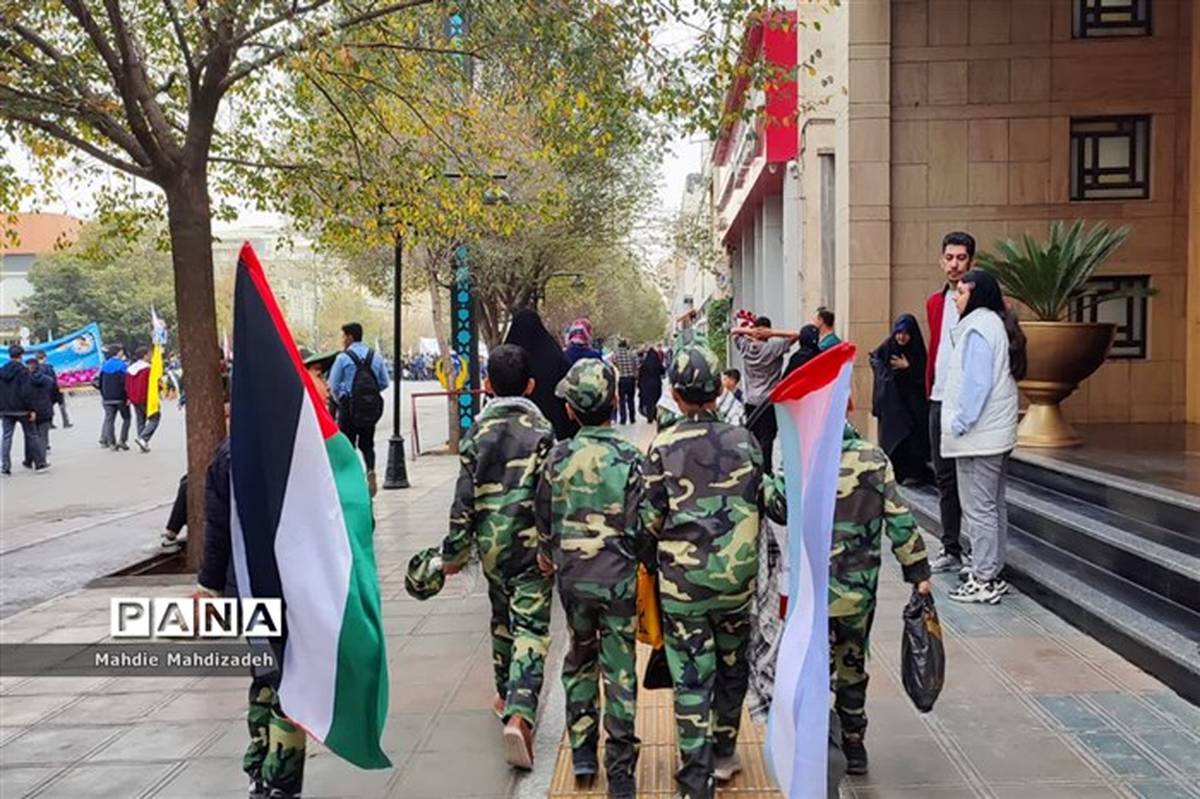 راهپیمایی ۱۳ آبان با حضور دانش‌آموزان و فرهنگیان در مشهد/فیلم